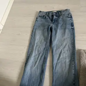 Low straight jeans från Gina i storlek 32, aldrig använda 