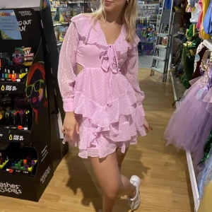 Rosa sommarklänning  - En super söt rosa sommarklänning som tyvärr inte används så mycket som önskat. Passar mig som är mellan XS/S men är mer åt XS hållet ☺️🩷