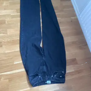 Svarta sköna jeans.