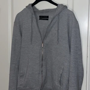 Zara Zip Tröja - Grå zara zip tröja Stolek M ✅  150kr ✅ Kan fraktas ✅