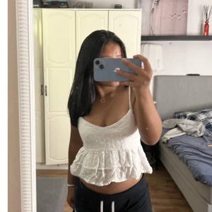 Vit topp/linne - Säljer den här gulliga toppen då den inte har kommit så mycket till användning, har använt den fåtals gånger💗