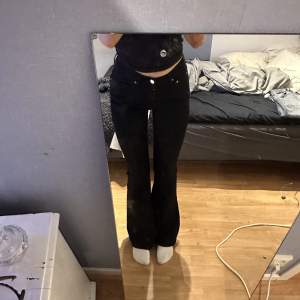 säljer mina SVARTA lågmidjade bootcut jeans från Ginatricot, köpte i förrgår men tyckte inte jag passade i dom 😩storlek S (oanvända)