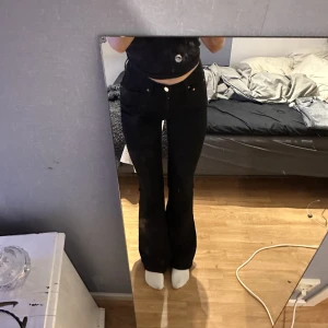 lågmidjade bootcut jeans - säljer mina SVARTA lågmidjade bootcut jeans från Ginatricot, köpte i förrgår men tyckte inte jag passade i dom 😩storlek S (oanvända)
