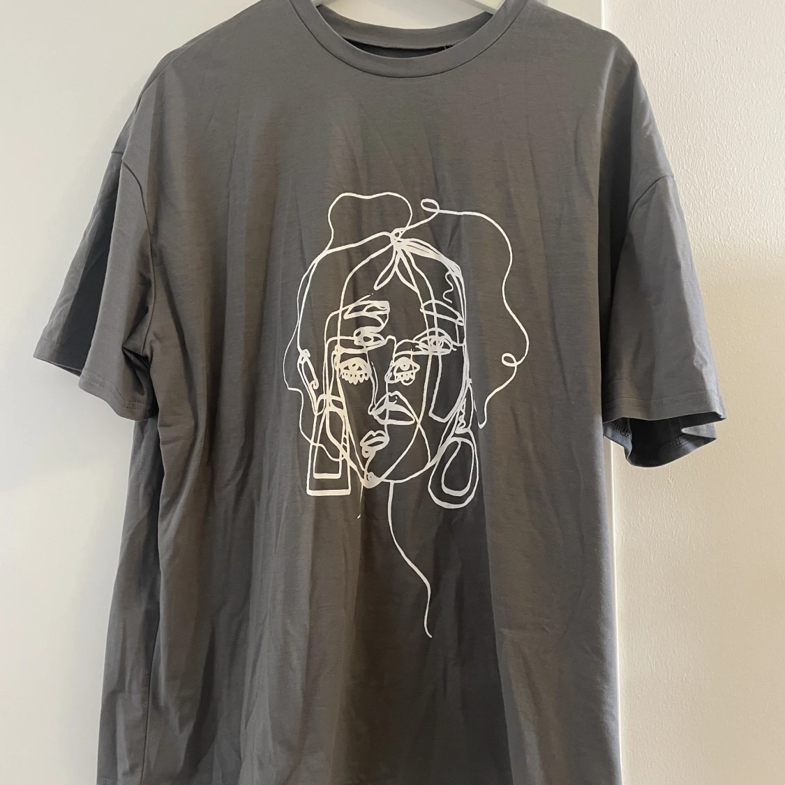 Grå T-shirt med tryck  - 91