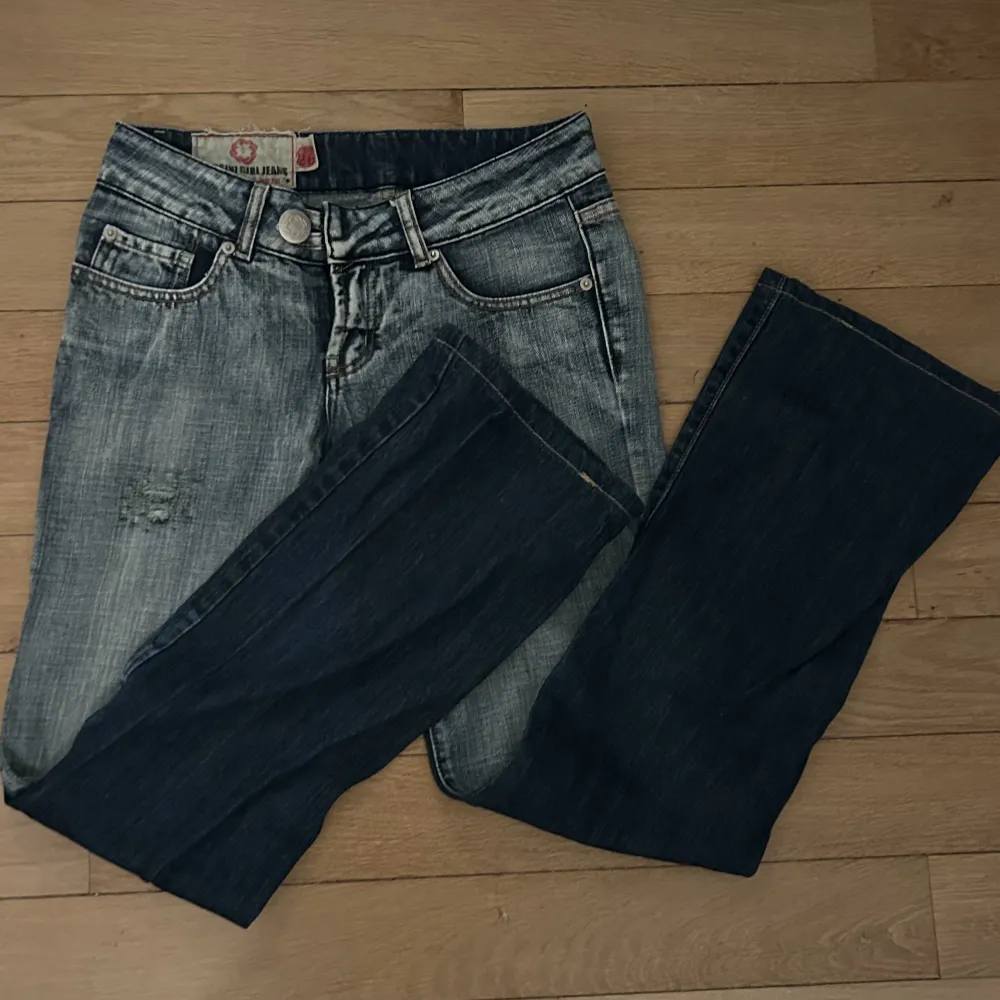 Säljer mina jätte snygga 00s tals bootcut jeans då dom inte kommer till användning!💗 Jeansen är i storlek 26 men är stretchiga🙌 Skriv om ni är intresserade innan ni köper, pris går att diskutera 👍. Jeans & Byxor.