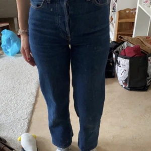 Levis jeans  - Ribcage Straight I storlek 23. Inte jätteanvända men gillar inte hur dom sitter. 