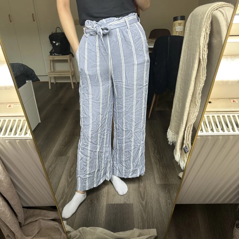 Ett par somriga byxor från H&M med randigt mönster. Mjuka och luftiga, perfekt att bara slänga på! För referens är jag 172 cm lång. . Jeans & Byxor.
