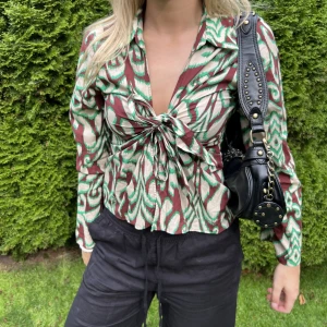 Blus - Blus i fint skick, knappt använd!