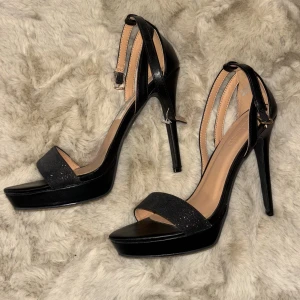 Klackskor  - Helt nya svarta klackskor i storlek 39  säljes i mycket gott skick.  Skriv gärna om ni har frågor :) 