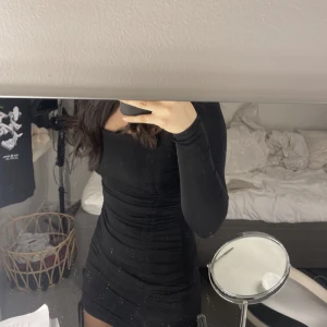 Klänning - Säljer då den här klänningen då den aldrig kommit till användning,den går att göra kortare och längre❣️köpt för 600,den är i M men är mer som en S eller XS