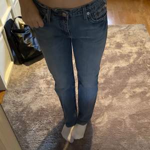 Väldigt fina lågmidjade blåa jeans i storlek 38 eller 29/32