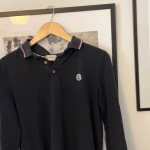 Moncler  - Långarmad pike, köpt här på Plick för 1300, väldigt bra skick, inget fel.