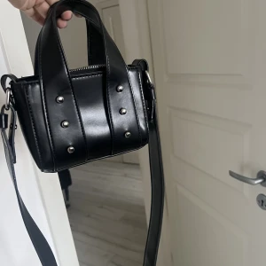 Liten svart väska  - En jättesnygg väska från zara. 