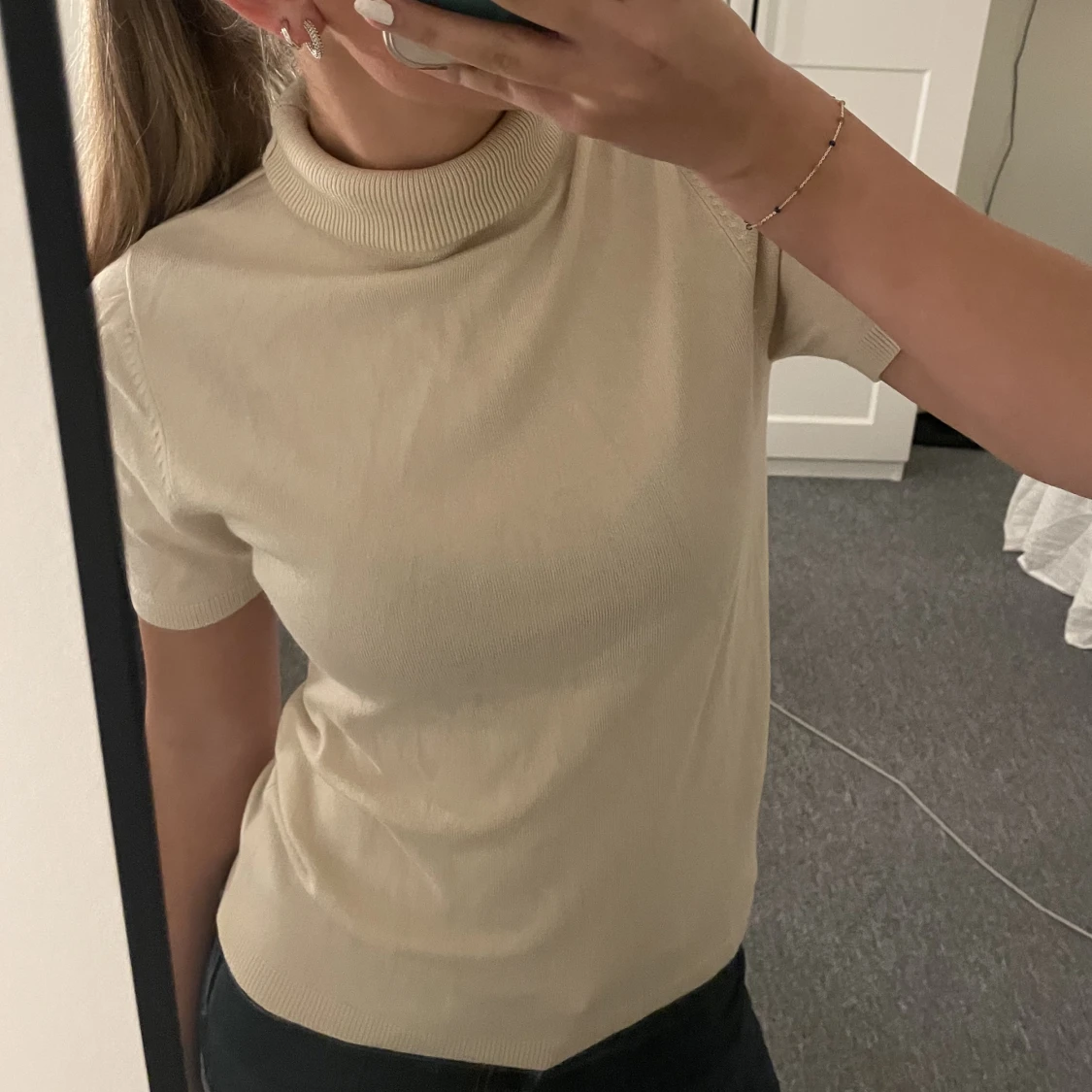Beige Stickad t-shirt från Mango