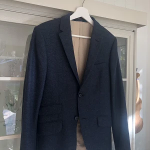 Morris kavaj  - Säljer nu min riktigt snygga Morris kavaj då jag växt ur den. Nypriset låg på ca 3000kr. Det är storlek 46 vilket motsvarar Small.