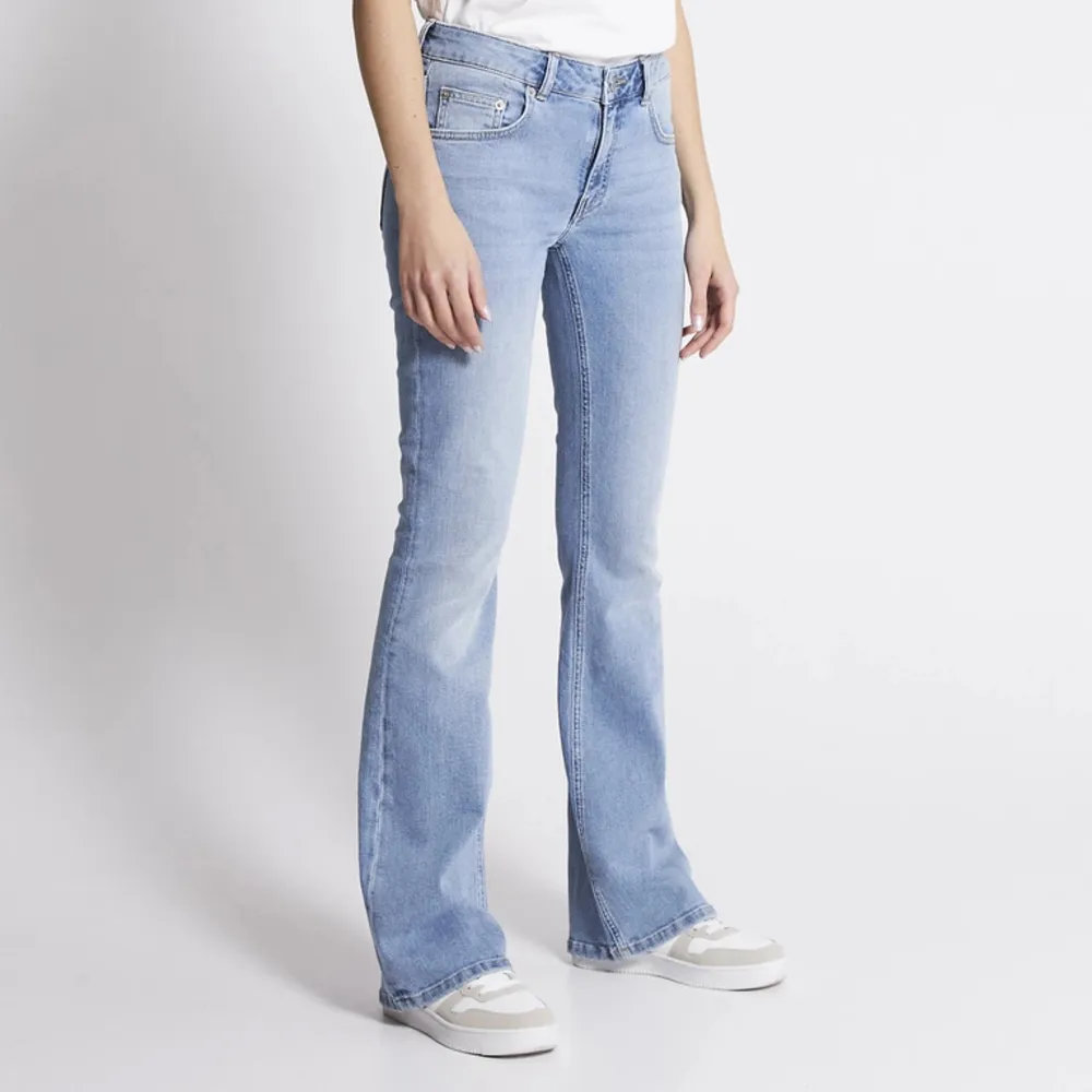 Ljusblå lågmidjade bootcut jeans från lager 157. Använda 1 gång. Passar mig som är 166-167, full length 💙 200kr vid snabb affär!!. Jeans & Byxor.