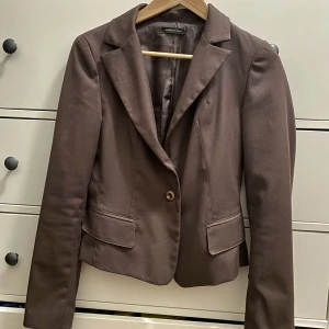 Kavaj - Fin kavaj från Made in Italy. Jag har klippt ut axelvaddarna ur den, därav det låga priset. Hålen är väldigt lätta att sy igen men jag har bara inte orkar. Annars så är den i mycket bra skick!