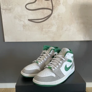 Jordan 1 Mid Grey Green - Jordan 1 Mid som har hållit sig i bra skick. 9/10