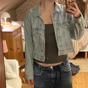Jeansjacka  - Ljus jeansjacka från Gina tricot🌼 3för2 på allt i min profil! 