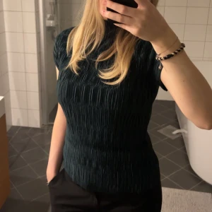 Mörkgrön festtopp🤩 - Säljer min fina festtopp, i fint skick❣️I strl m men passar mig som brukar ha s💘