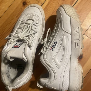 Fila skor - Fila skor använts mycket. Org pris 2000. Fina men smutsiga men det går att tvätta bort med skoputs❤️ 