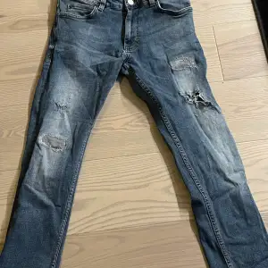 Tjena, säljer dessa jeans från just junkies i strl 30/34 som är i fint skick. De är köpta med hål från början på kennedies för ca 1000kr. Skriv för mer bilder/info mvh.
