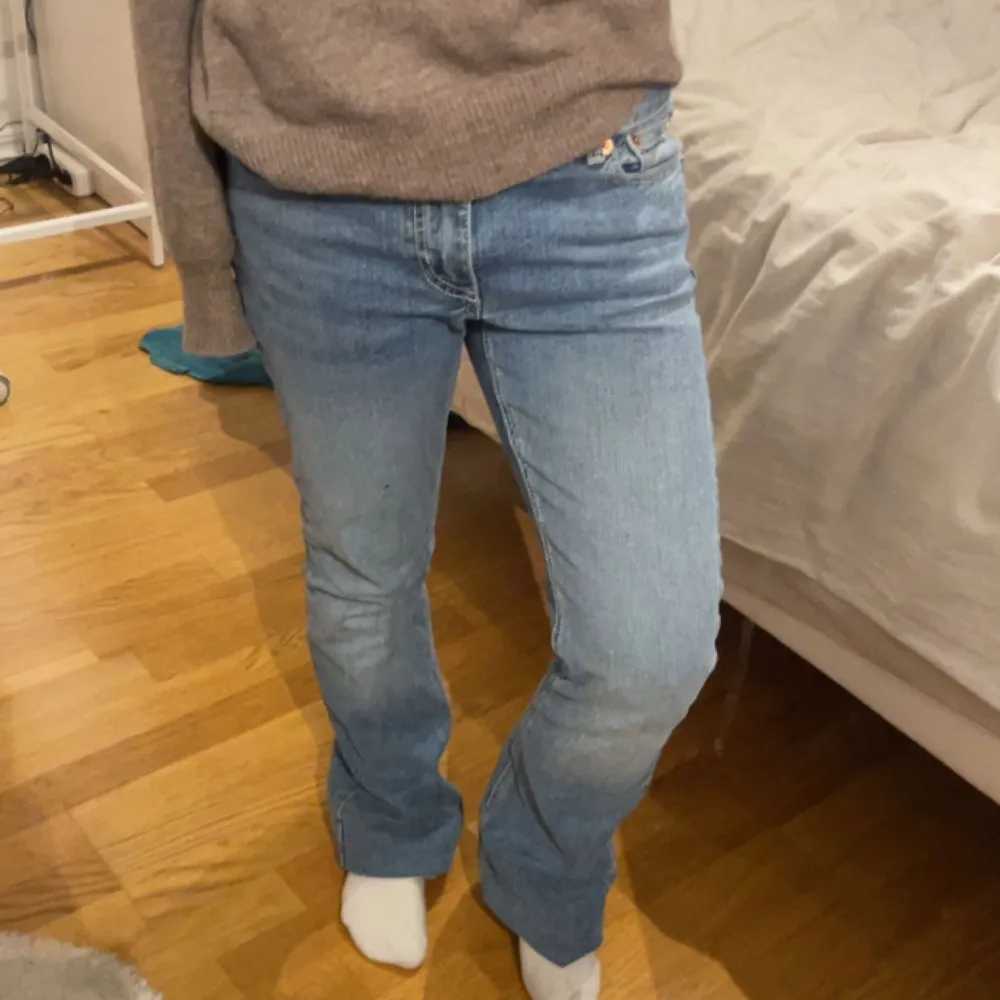 Säljer dessa skitsnygga bootcut jeans pga att jag int använder dem längre. Orginalpris 600kr på junkyard💗. Jeans & Byxor.