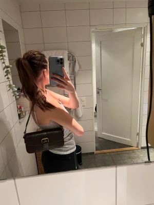 Brun väska Brandy melville - Brun ”skinnväska” från Brandy Melville helt oanvänd endast provad