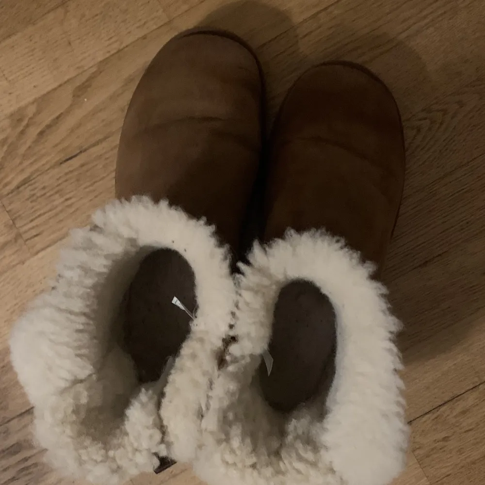 Säljer mina uggs i modellen mini bailey bow II boot.  Säljer då de är för stora på mig och gillar ej modellen så mycket. Köpta för 2800kr säljer för 1500kr, storlek 41. Bilder och mer info🥰 kolla ny annons! PRIS KAN DISKUTERAS!!. Skor.