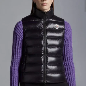 Moncler väst - GHANY DOWN GILIET - Säljer denna äkta Moncler väst. Sparsamt använd 🩷 Nypris är 8 215kr. Storlek 1! Har kvar alla papper och bevis från när den köptes samt påse västen kom i. Skriv för fler bilder 🌟