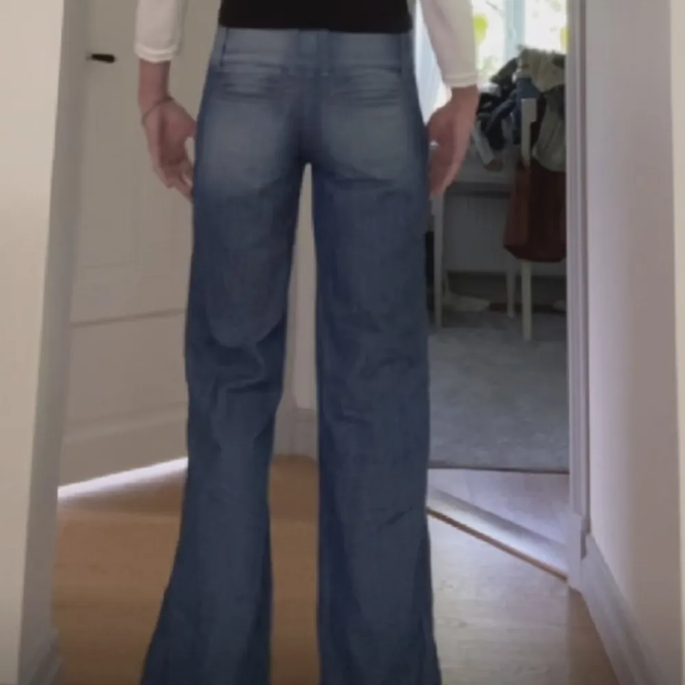 Supersnygga flare jeans som verkligen utstrålar 70-tal!  Bilderna är på två olika personer och skulle säga att färgen är svår att fånga, men ändå en klassisk snygg jeansblå.  Storlek 36-38/40  🫶🏼🫶🏼🫶🏼. Jeans & Byxor.
