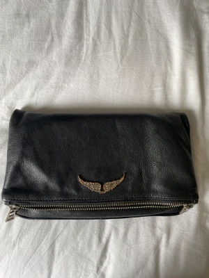 Zadig & Voltaire väska  - Zadig & Voltaire väska köpt i Danmark för cirka 3 år sen! Bra skick men använd medföljer ett krossbody band! Modellen heter rock  