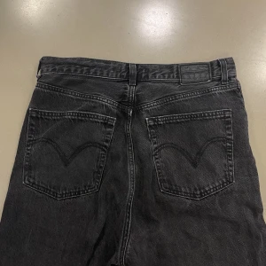Levis jeans  - Svarta, stentvättade jeans från levis butik.  Raka/ wide leg, högmidjade. Bra skick. Ganska långa i benen
