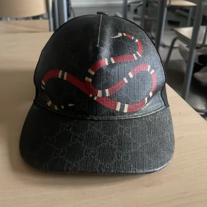 Gucci keps  - Hej säljer nu min kepsen eftersom den inte passar mig och det är inte rikitg min still 