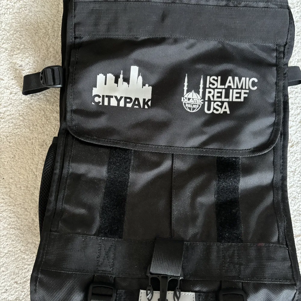 Helt ny ryggsäck väldigt rymlig med många fickor från Islamic relief. . Väskor.