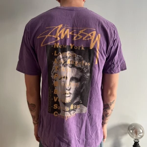 Stussy tshirt - Stussy Statue Pigment Dyed T-shirt Jättefint skick, nytvättad på bilderna därav skrynklig. Passar M/L Skriv om du har frågor :)
