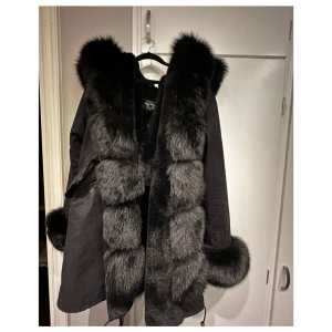 Maomaokong vinterjacka - Säljer nu denna vinterjacka maomaokong/parka då jag inte använder den. Den är i fint skick och jackan är i äkta päls och nypriset ligger på 4000kr