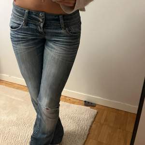 Jättesnygga lågmidjade jeans, innebenslängden är 83 cm och midjemåttet är 75 cm✨