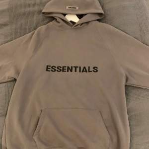 Säljer min Essentials hoodie som är i ett riktigt bra skick. Den är i storlek L och sitter lite oversized. 
