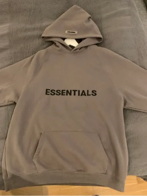 Fear Of God - Säljer min Essentials hoodie som är i ett riktigt bra skick. Den är i storlek L och sitter lite oversized. 
