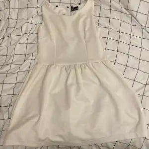 Kort vit klänning i bra skick storlek 36