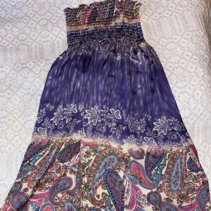 Kläningar  - Säljer de tsm! Första kläningen är VÄLDIGT skön och är 100% Polyester, fint skick men har tappat lite färg på slutet & i mitten.2a kläningen går ända ner till fötterna & är i mkt bra skick!3dje kläningen är tunn & i bra skick! Skriv för mer info & 📸!Buda❤️