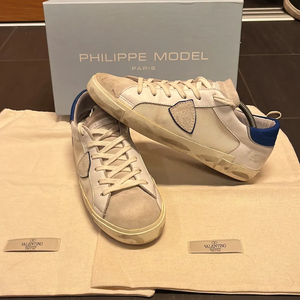 Hej säljer dessa OANVÄNDA Philippe Model skor, storleken är 41 men passar 42😀Nypris på skorna är 3500kr mitt pris 2299kr (kan diskuteras) Om det önskas så tillkommer även Box till skorna, kom med bud! 🙌🏻 -The Shoe Store . Skor.