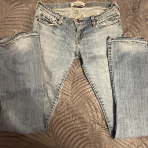 Lågmidjade jeans - Säljer dessa snygga lågmidjade jeansen. Det är köpta här på Plick och är i ett bra skick 💓💓