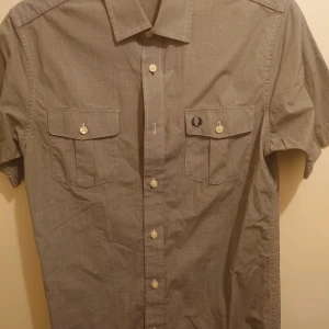 Beg Fred Perry kortärmad skjorta  - Beg kortärmad Fred Perry skjorta i storlek S i fint skick  Mitt pris 99 kr plus frakt 