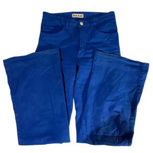 Så coola blå jeans från acne 💙modellen är högmidjad och bootcut i benen! midjemått:35 cm tvärsöver. innerbenslängd: 76 cm