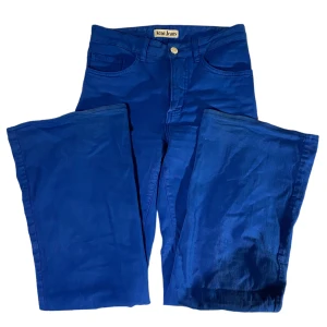 Acne jeans - Så coola blå jeans från acne 💙modellen är högmidjad och bootcut i benen! midjemått:35 cm tvärsöver. innerbenslängd: 76 cm