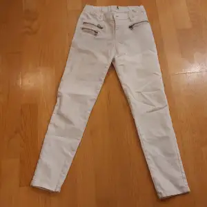 Vita skinny Jeans från H&M eller Kappahl. Vet ej storlek efter som lappen är borta. Men ca 130-140 nästan aldrig använda.
