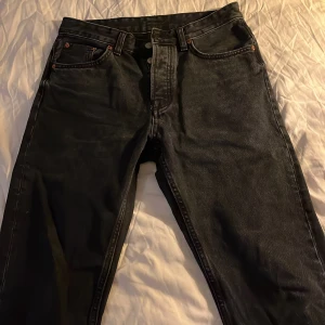 Straight jeans från Zara - Säljer dessa jeans från zara som är i en straight modell. Aldrig använda. Storlek 38. Vid frågor eller om du vill ha fler bilder är det bara att skicka ett meddelande!