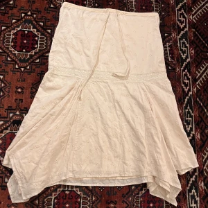 Vit sommarkjol - Jättesöt vit kjol med snörning och fina detaljer. Stl XS-M Skriv för mått. Priset kan diskuteras. Köparen står för frakten men kan även mötas upp på Södermalm i Stockholm. 